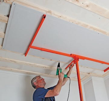 Gipsskivor tak: Nu sätts gipsskivan fast under brädorna med sex skruvar Gipsskivor tak: Nu sätts gipsskivan fast under brädorna med sex skruvar